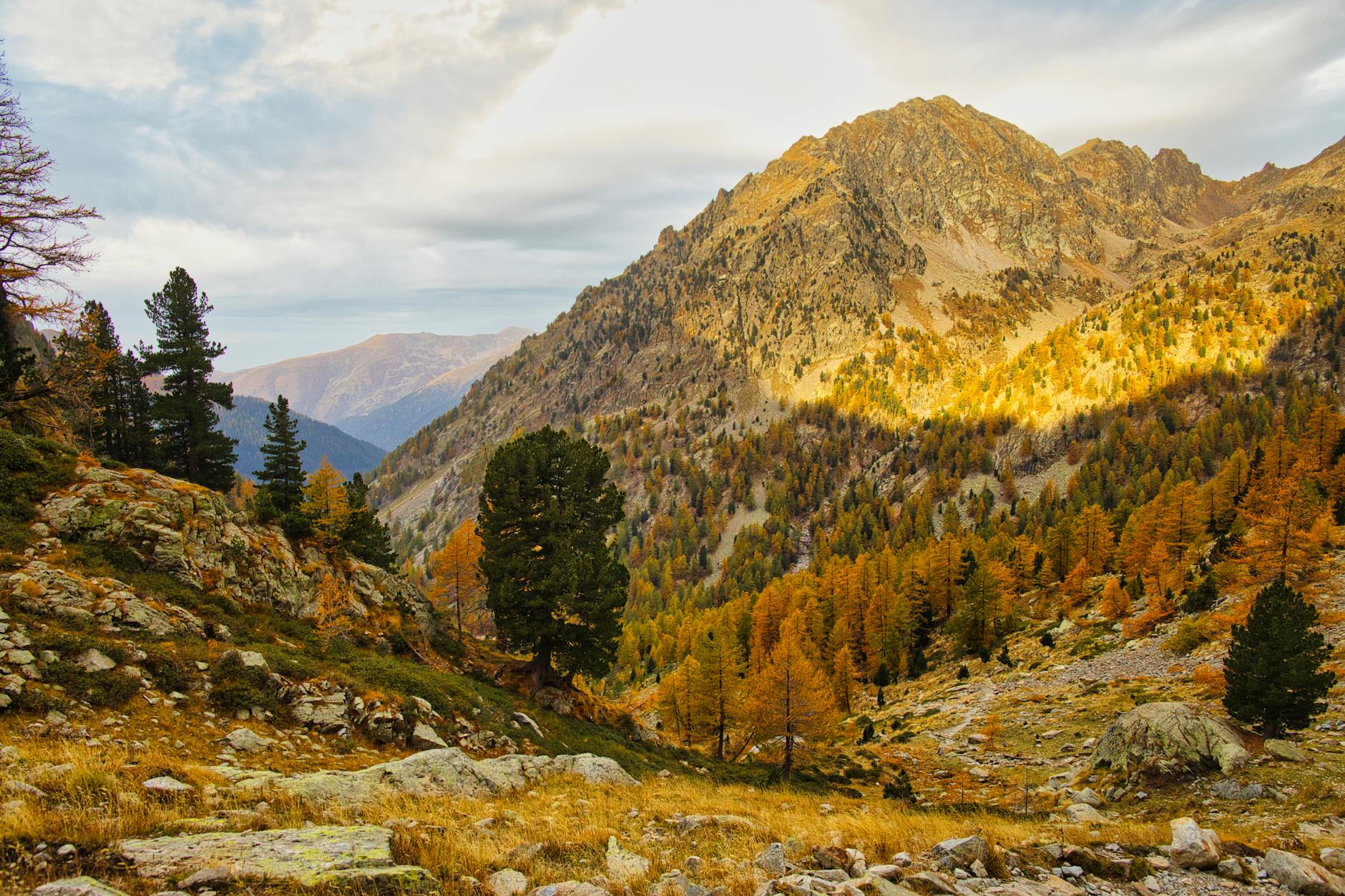 Jesienny krajobraz Saint-Martin-Vésubie w Alpach Francuskich