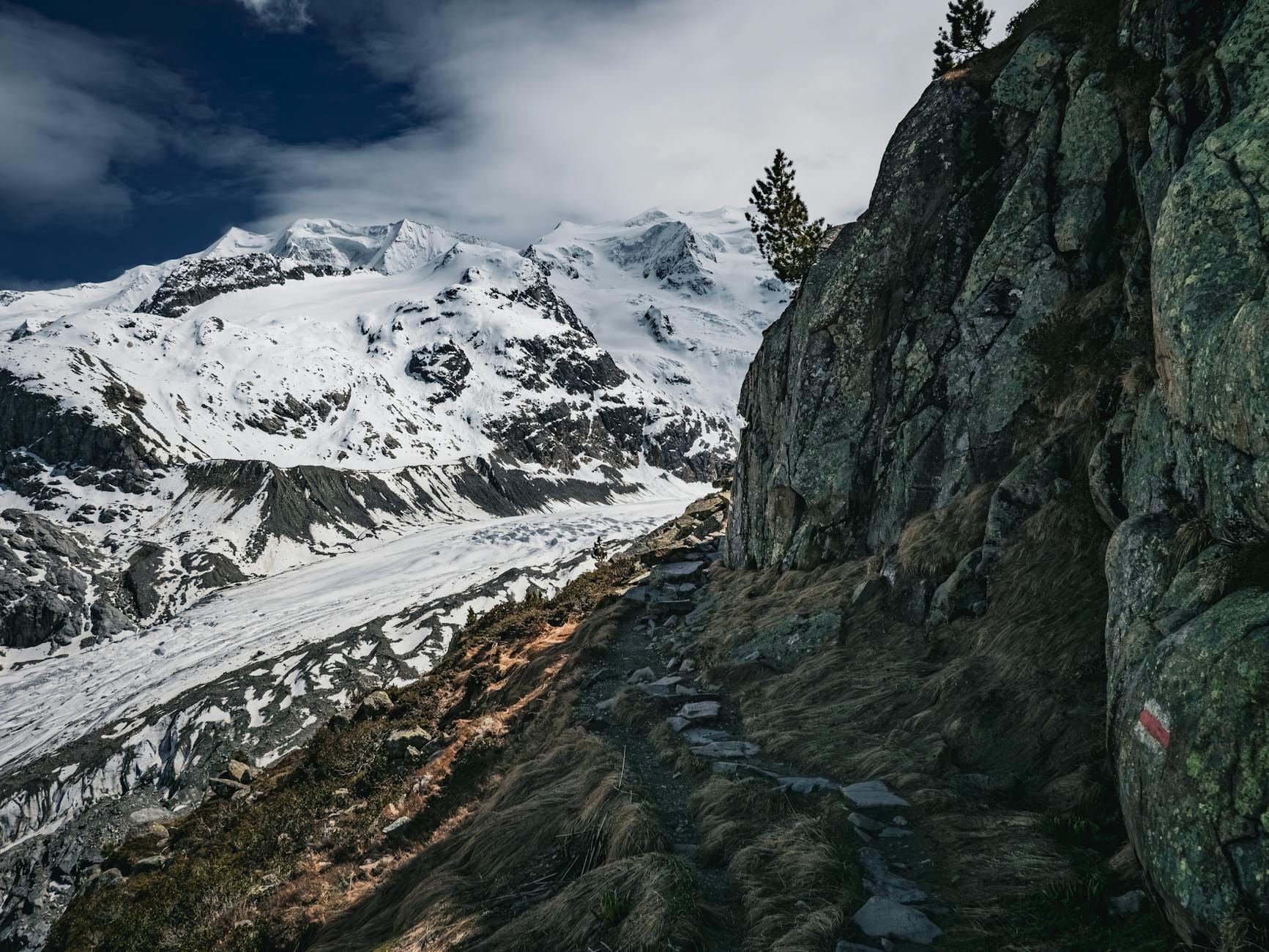 Ośnieżone alpejskie szczyty i skaliste urwiska w okolicach Pontresiny Ośnieżone alpejskie szczyty i skaliste urwiska w okolicach Pontresiny