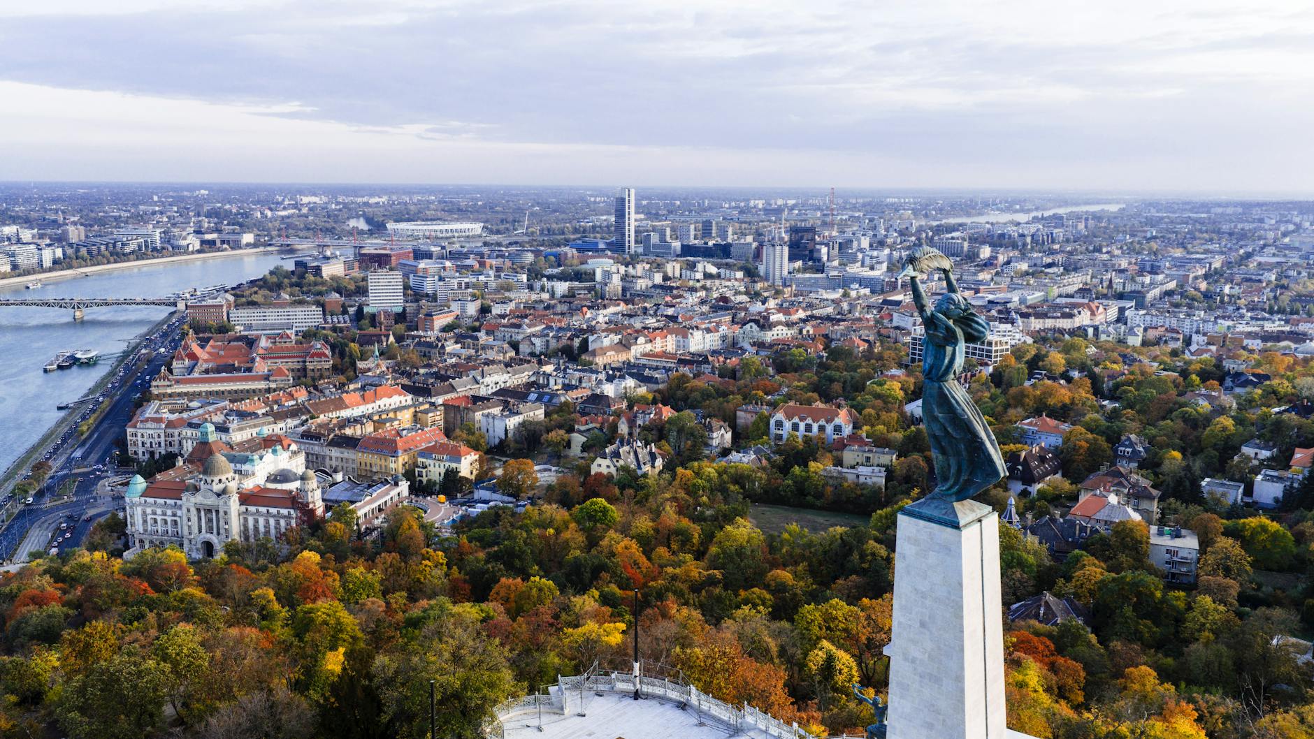 Panorama Budapesztu z lotu ptaka z pomnikiem Wolności nad Dunajem