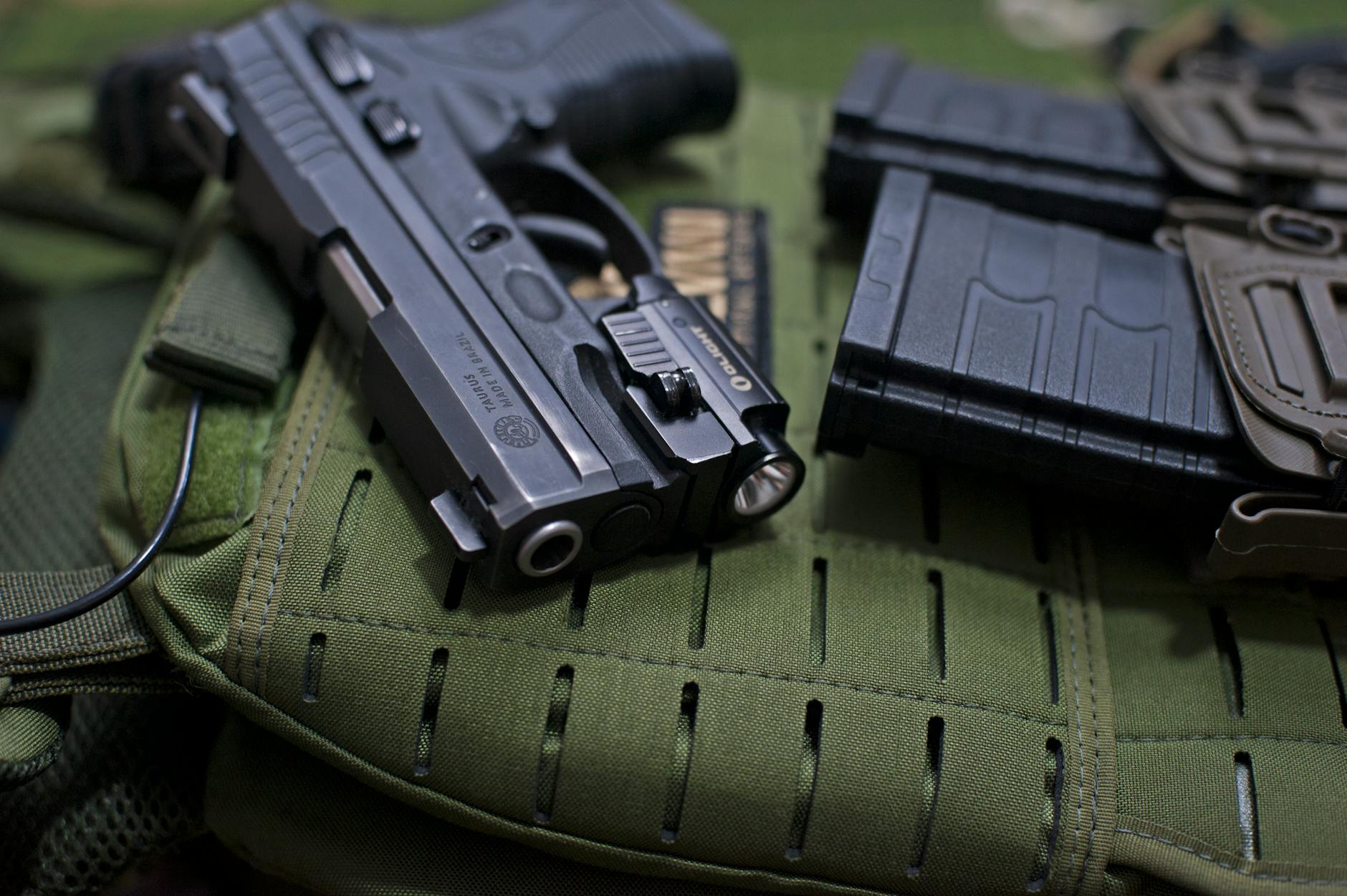 Pistolet na wyposażeniu taktycznym jako nowoczesne narzędzie obrony