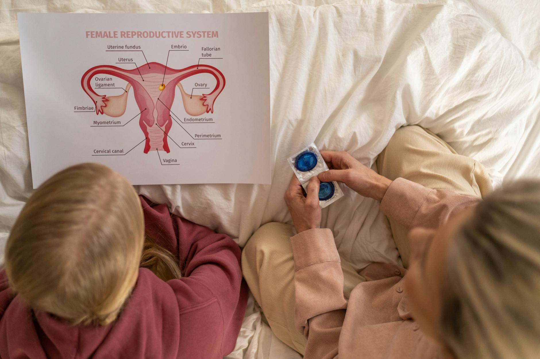 Mama rozmawia z nastoletnią córką o zdrowiu seksualnym