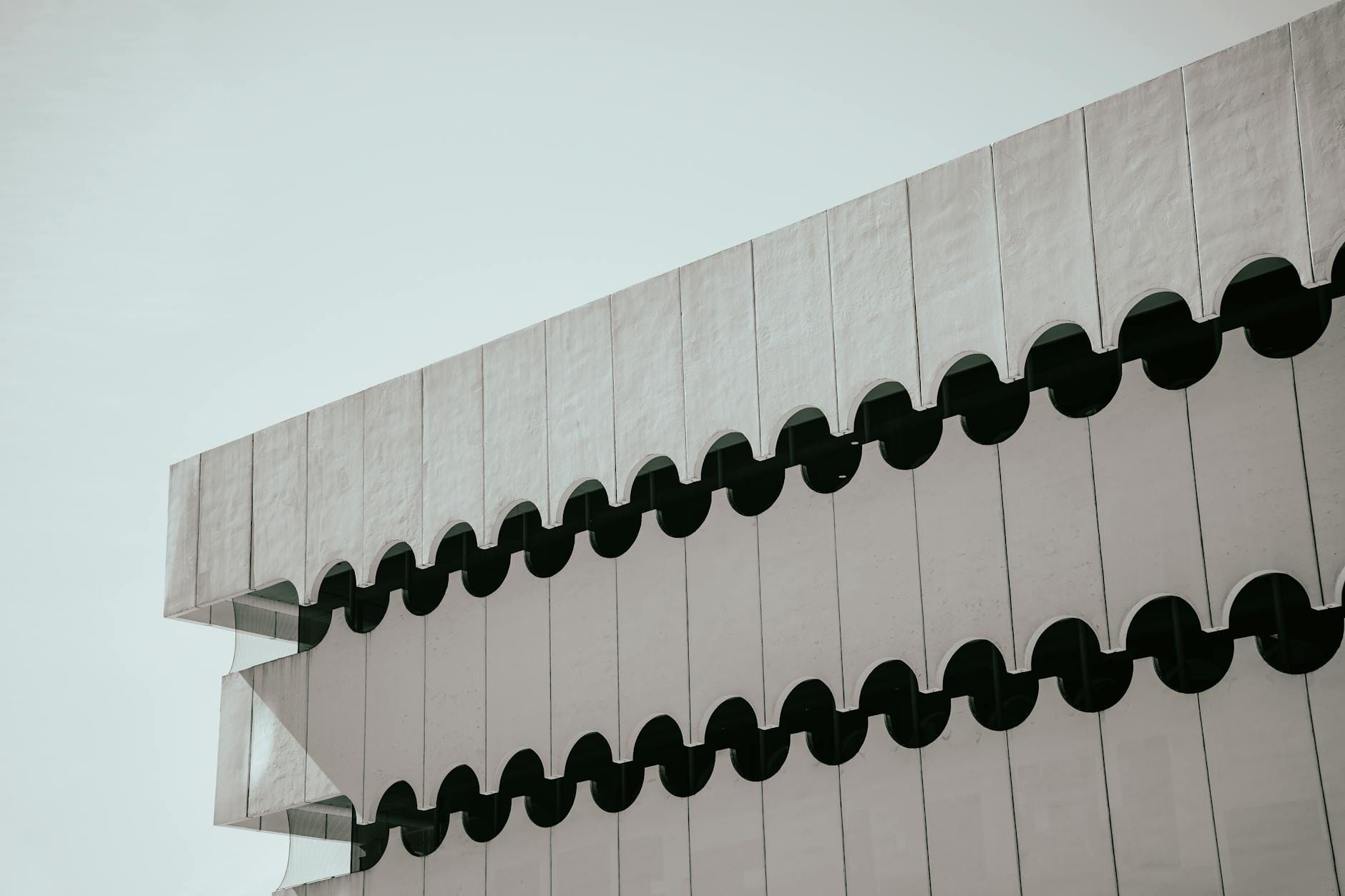 Abstrakcyjny widok modernistycznej bryły o geometrycznych kształtach Abstrakcyjny widok modernistycznej bryły o geometrycznych kształtach