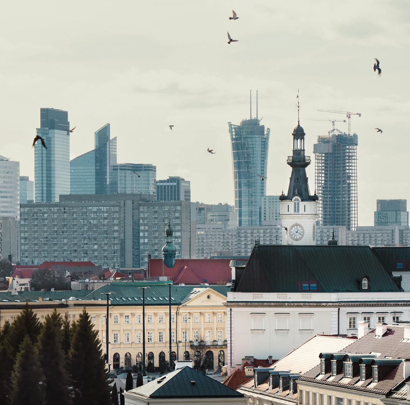 Nowoczesne wieżowce i zabytkowe kamienice w centrum Warszawy