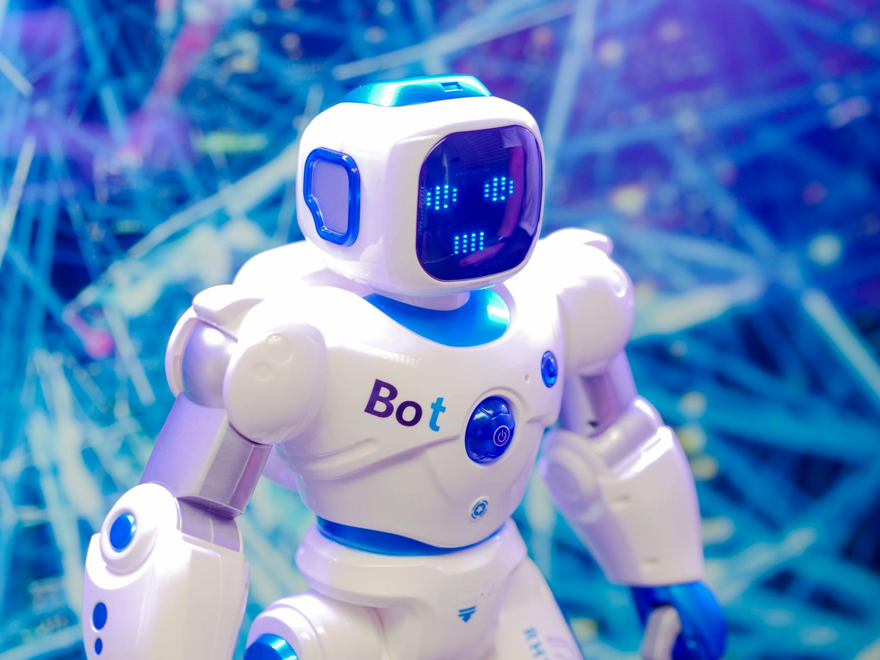 Humanoidalny robot z LED‑owym wyświetlaczem twarzy w futurystycznym otoczeniu