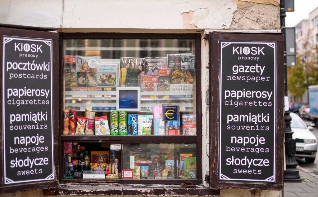 Kolorowy kiosk z prasą w Warszawie, przekąskami i
