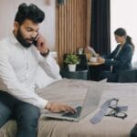 Publiczne Wi-Fi w hotelu i na lotnisku: jak chronić telefon oraz konta